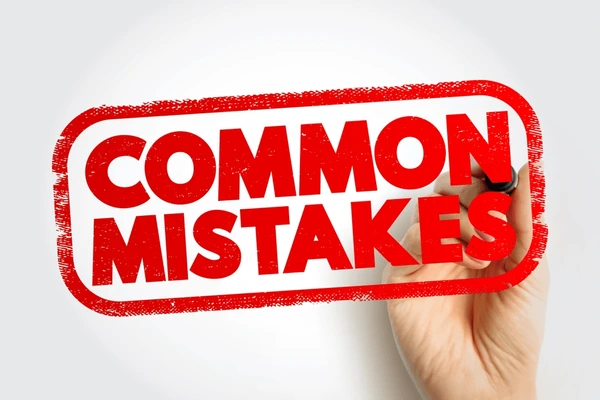 Hand holding a "Common Mistakes" sign, representing common SEO mistakes, legal mistakes, digital marketing errors, best practices, and avoiding costly mistakes to improve business performance and search rankings.